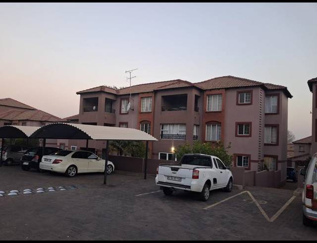 2 BEDROOM TOWNHOUSE FOR SALE IN CASTLEVIEW